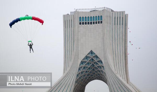 عکس حاج قاسم کنار پرچم ایران