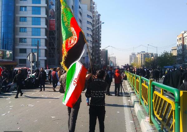 عکس حاج قاسم کنار پرچم ایران
