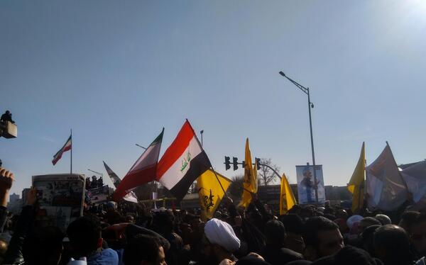 عکس حاج قاسم کنار پرچم ایران