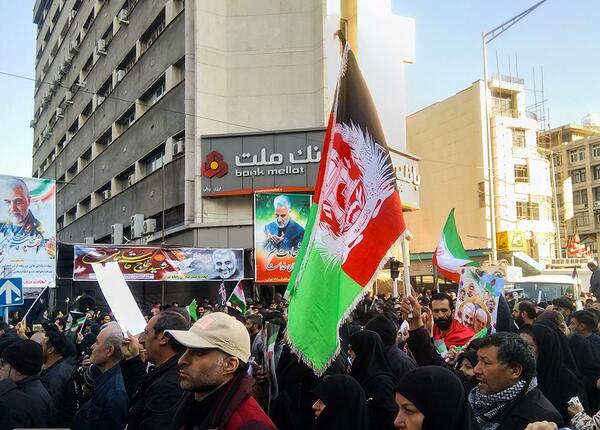 عکس حاج قاسم کنار پرچم ایران