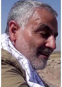 عکس حاج قاسم کنار پرچم ایران