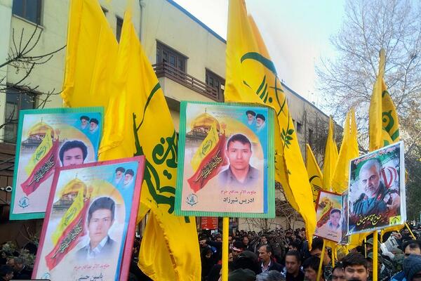 عکس حاج قاسم کنار پرچم ایران