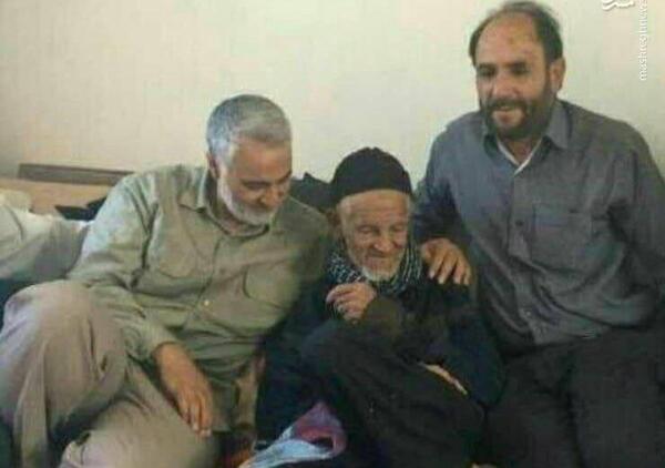 عکس شهید سلیمانی در حال نماز
