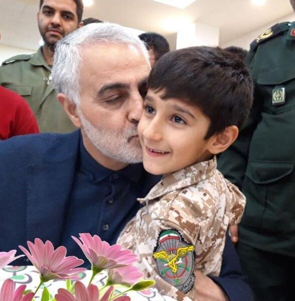 عکس قاسم سلیمانی با فرزندان شهدا