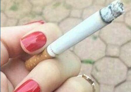 عکس فیک سیگار دست دختر