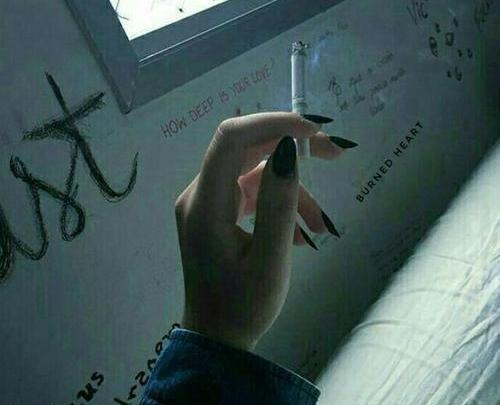 عکس فیک سیگار دست دختر