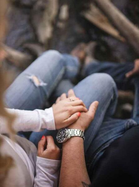 عکس فیک سیگار دست دختر