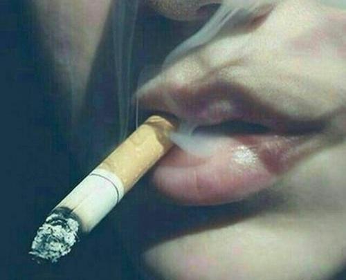 عکس فیک سیگار دست دختر