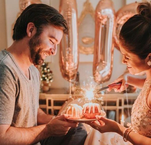 عکس ژست عکاسی دونفره عاشقانه تولد