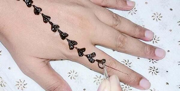 عکس حنا روی دست ساده و شیک