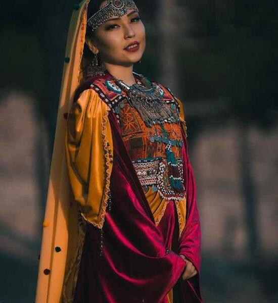 یک عکس دختر افغانی