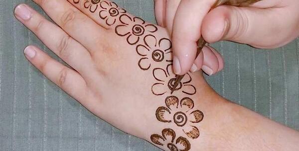 عکس حنا هندی روی دست ساده