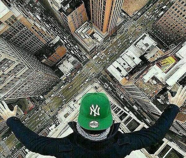 عکس پروفایل پسرانه روی ریل قطار
