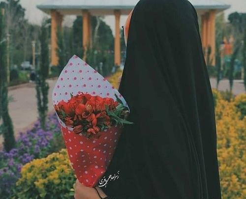 عکس دختر باحجاب با گل نرگس