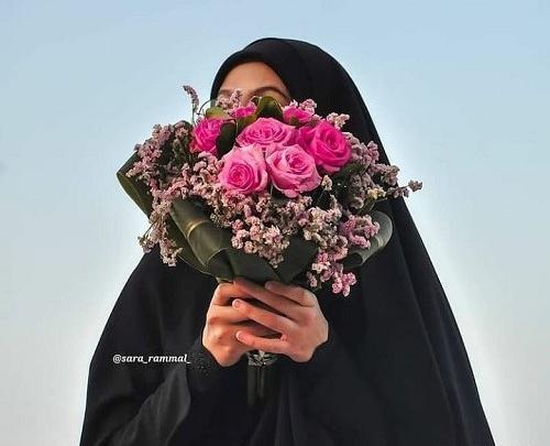 عکس دختر باحجاب با گل نرگس