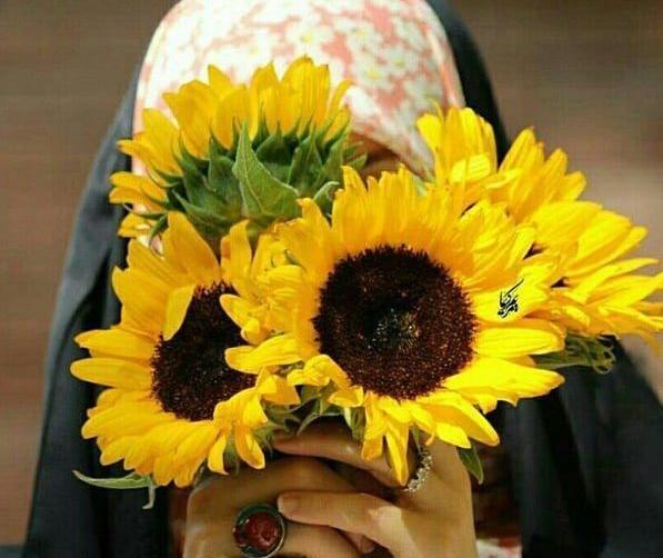 عکس دختر باحجاب با گل نرگس