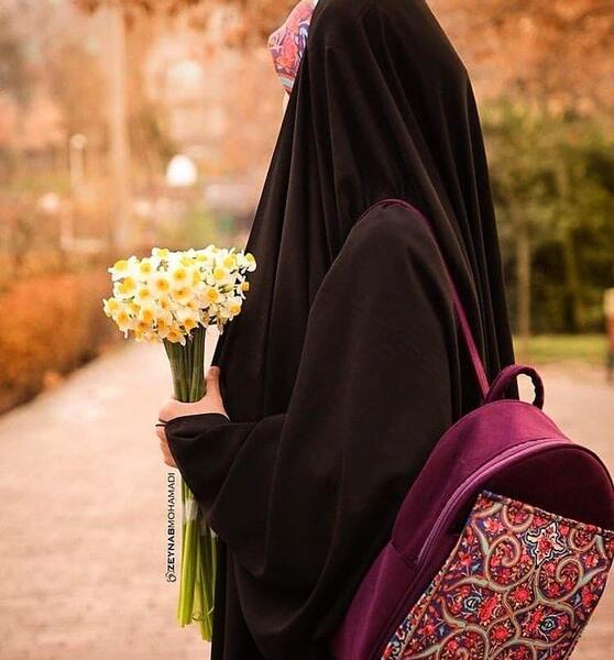 عکس دختر باحجاب با گل نرگس