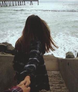 ژست عکس گرفتن دخترانه لب دریا