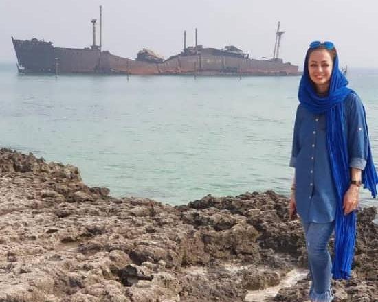 ژست عکس گرفتن دخترانه لب دریا