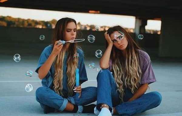 ژست عکس دخترانه دونفره در خانه