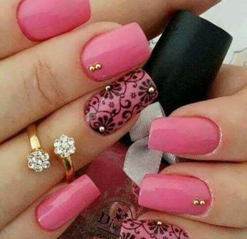 عکس طراحی ناخن با لاک صورتی
