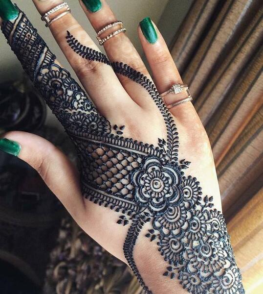 عکس نقشه ی حنا روی دست