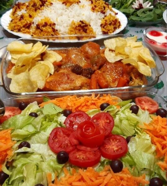عکس زرشک پلو با مرغ و سالاد