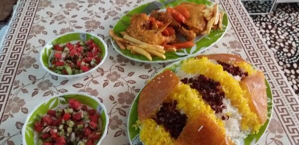 عکس زرشک پلو با مرغ و سالاد
