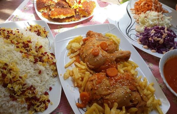 عکس زرشک پلو با مرغ و سالاد