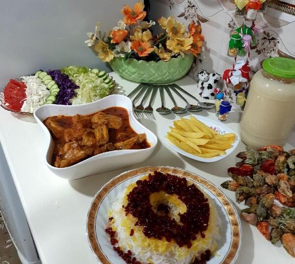 عکس زرشک پلو با مرغ و سالاد