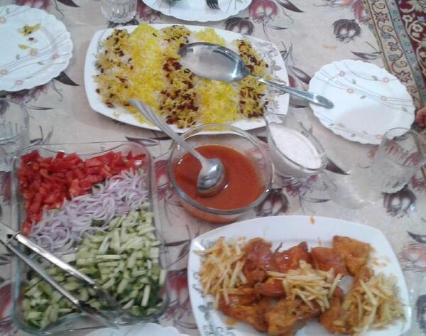 عکس زرشک پلو با مرغ و سالاد