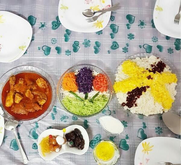 عکس زرشک پلو با مرغ و سالاد