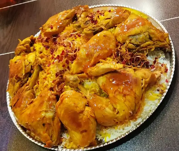 عکس زرشک پلو با مرغ و سالاد
