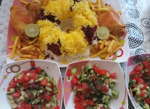 عکس زرشک پلو با مرغ و سالاد
