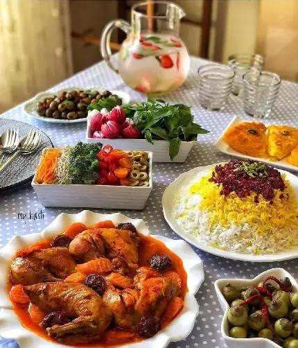 عکس زرشک پلو با مرغ و سالاد