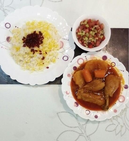 عکس زرشک پلو با مرغ و سالاد