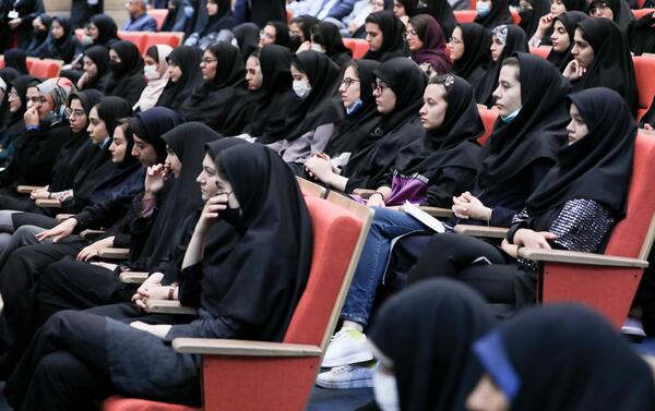 عکس رئیسی در دانشگاه الزهرا