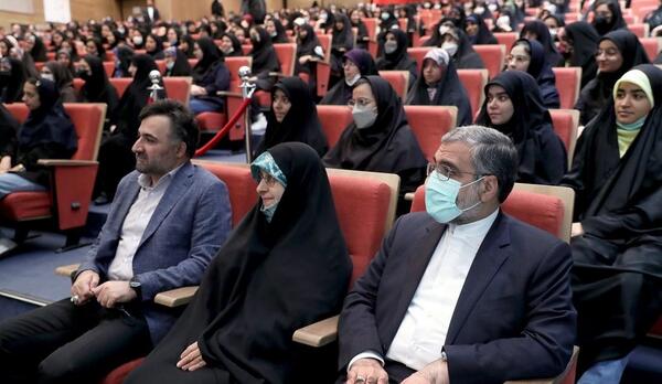 عکس رئیسی در دانشگاه الزهرا