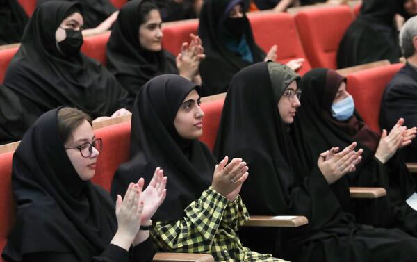 عکس رئیسی در دانشگاه الزهرا