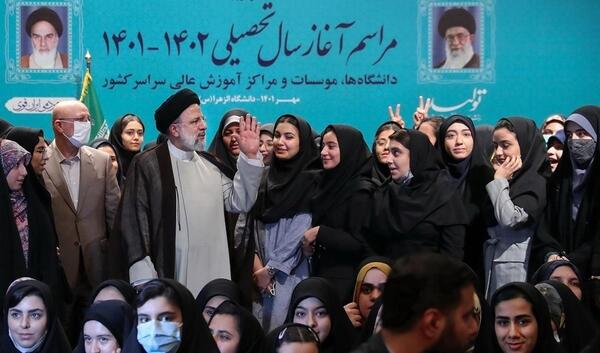 عکس رئیسی در دانشگاه الزهرا