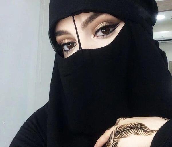 عکس دختر با حجاب با دوربین عکاسی