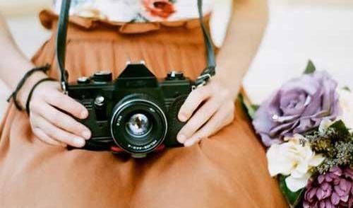 عکس دختر با حجاب با دوربین عکاسی