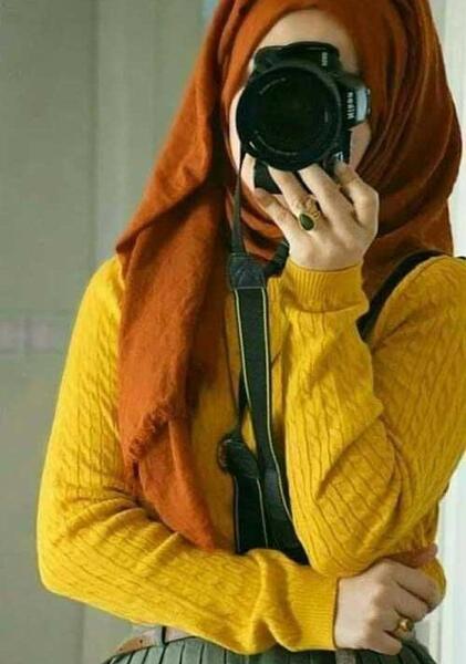 عکس دختر با حجاب با دوربین عکاسی