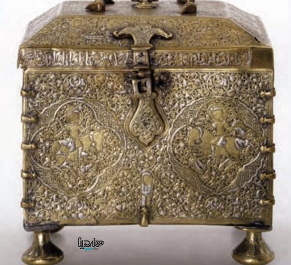 عکس چاقو روی فرش