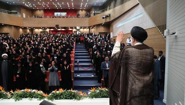 عکس رئیسی در دانشگاه الزهرا تهران