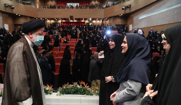 عکس رئیسی در دانشگاه الزهرا تهران