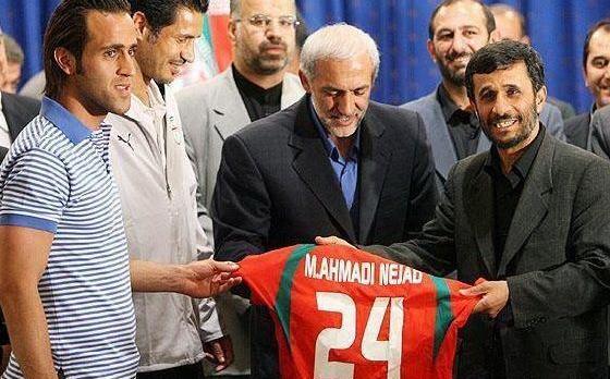 عکس علی کریمی جلو احمدی نژاد