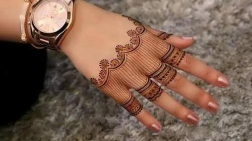 عکس حنا روی انگشت دست