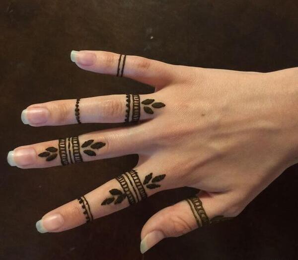 عکس حنا روی انگشت دست