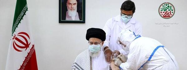عکس رهبر انقلاب هنگام واکسن زدن